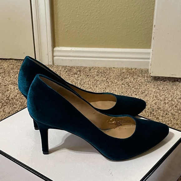 INC, velvet style ladies pumps Peacock in color excellent condition! - Picture 5 of 6